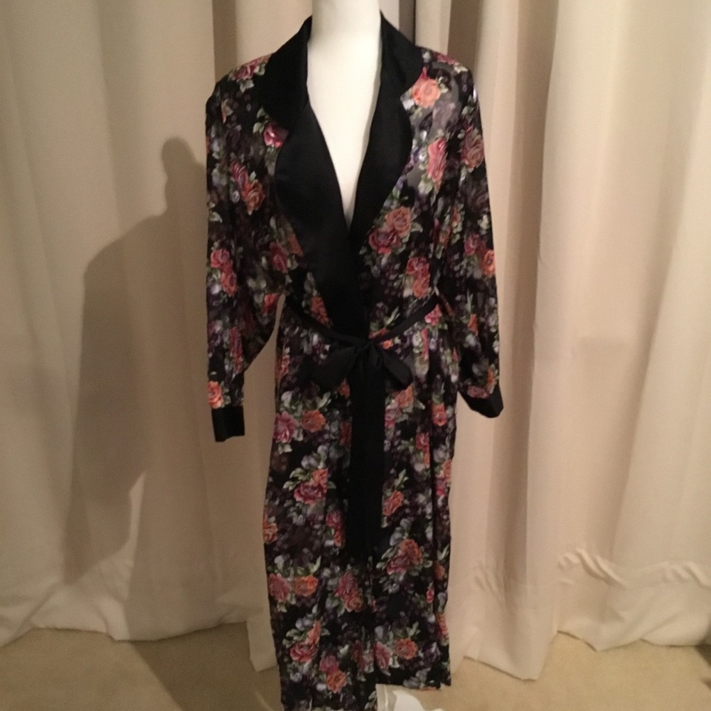 Victoria’s Secret Robe - Picture 2 of 12